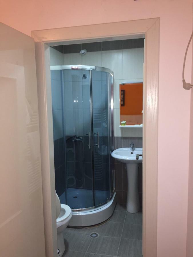 קורצ'ה Hotel Bujtina Bicolli מראה חיצוני תמונה
